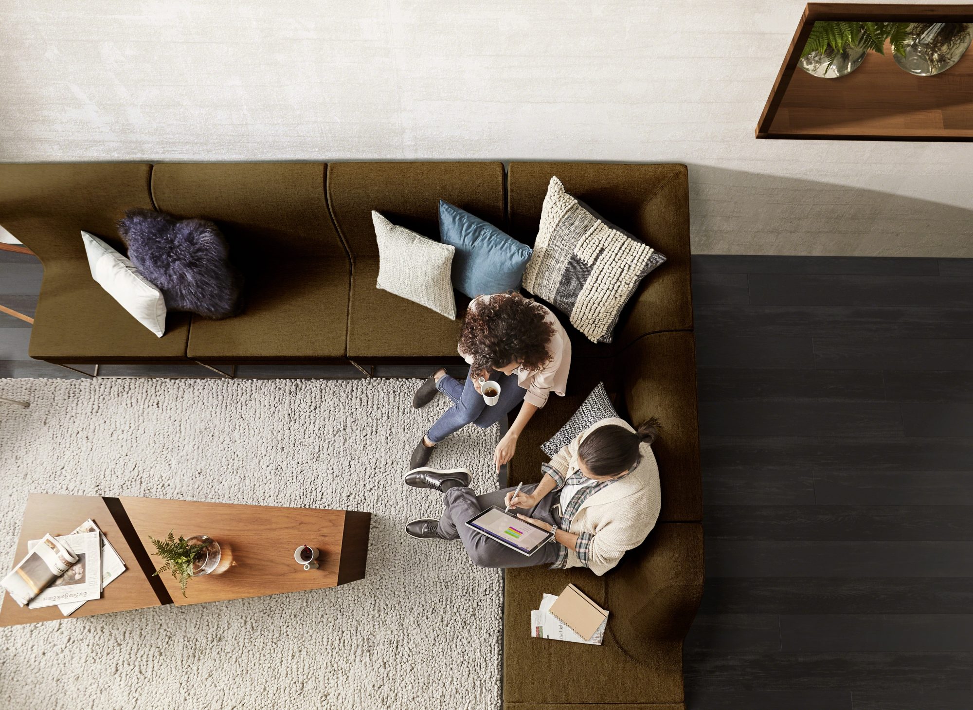 Two people collaborting at the Umami lounge setting